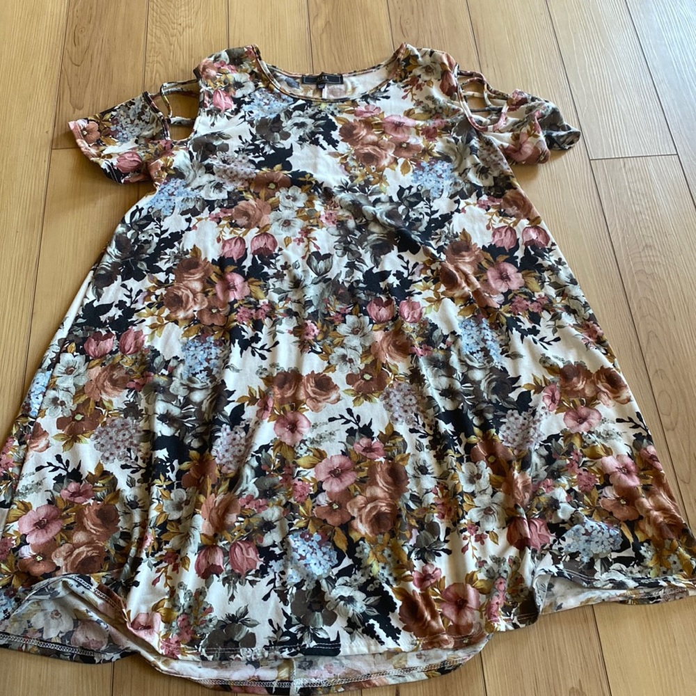 Tunic! Wear with leggings or as a mini dress. Tag says 2xl. Fits like an